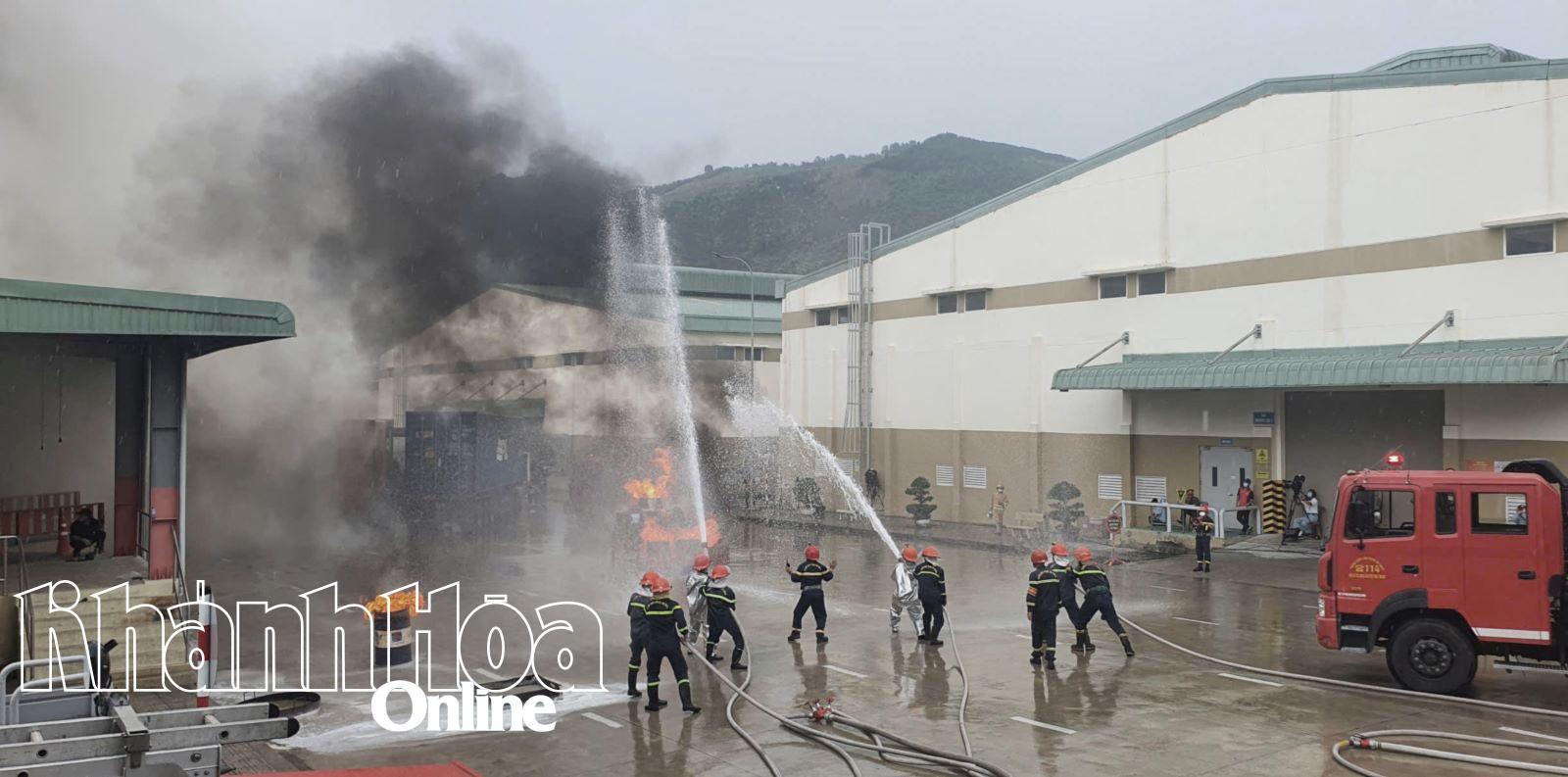 អ្នកពន្លត់អគ្គីភ័យជំនាញធ្វើការពន្លត់ភ្លើង។