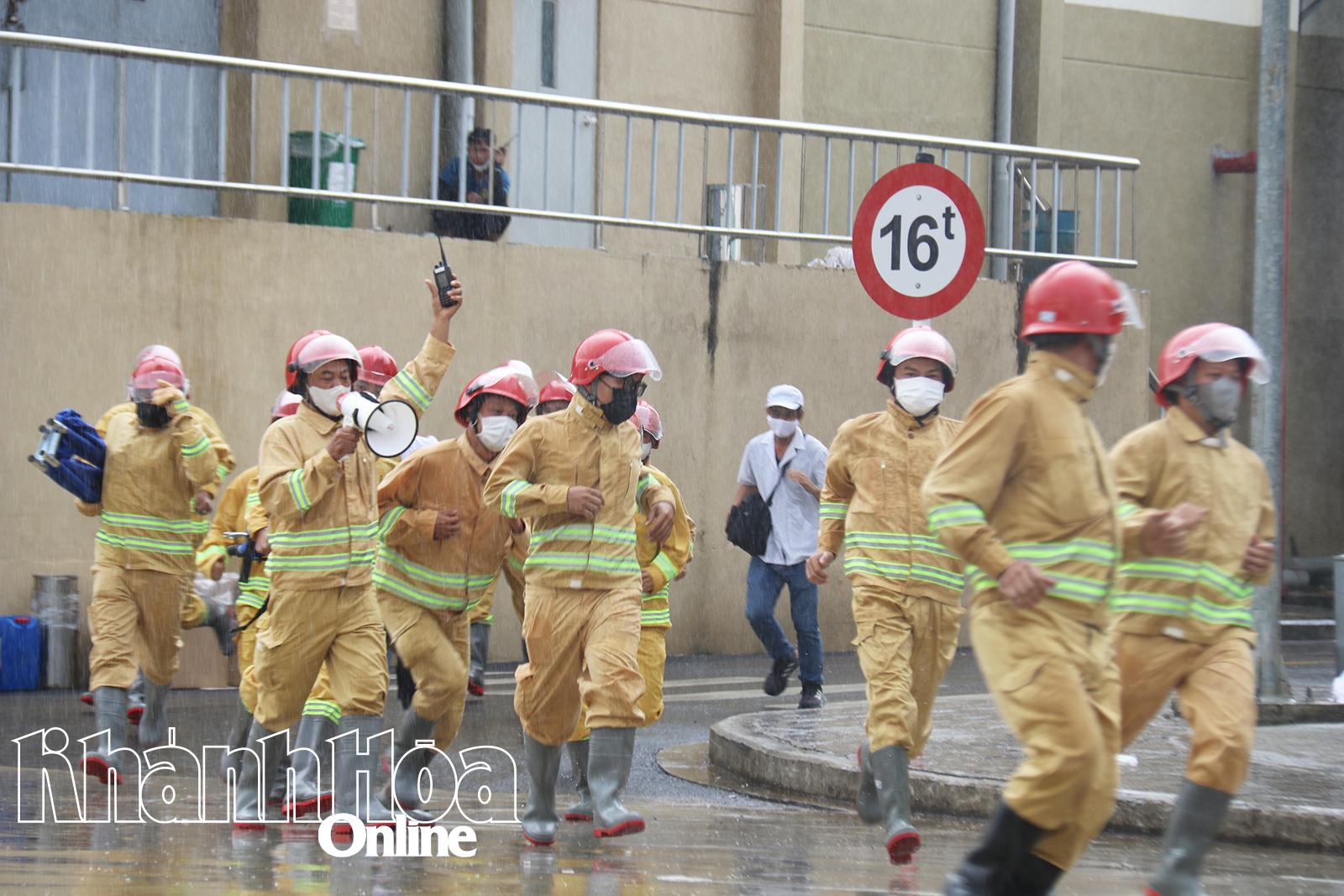ដោយទទួលបានដំណឹងអគ្គិភ័យ កម្លាំងពន្លត់អគ្គិភ័យបានប្រញាប់ទៅដល់កន្លែងកើតហេតុ ។