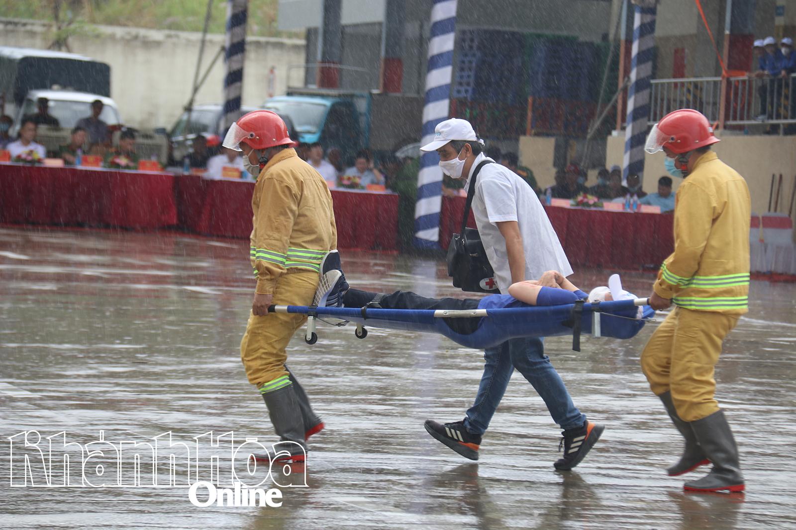 ជនរងគ្រោះម្នាក់ត្រូវបានរថយន្តពន្លត់អគ្គីភ័យដឹកចេញពីកន្លែងកើតហេតុ។