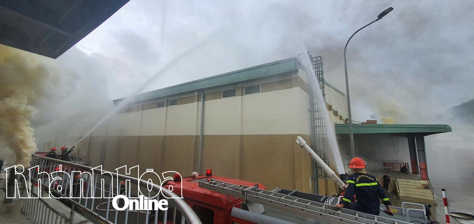 រថយន្តពន្លត់អគ្គិភ័យបានមកពីច្រើនទិសមកជួយពន្លត់ ។