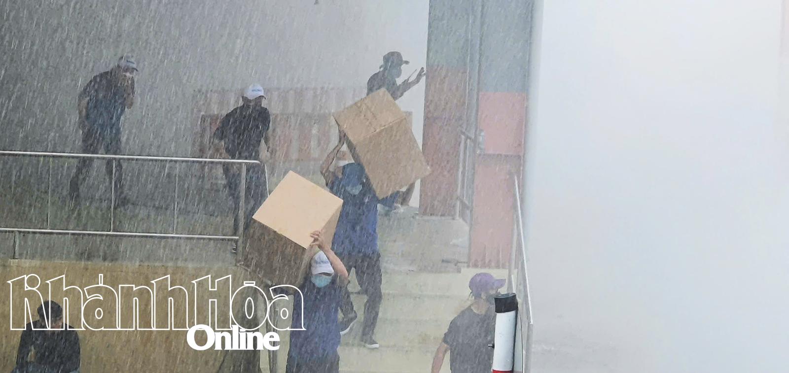 កម្មករបានរើទ្រព្យសម្បត្តិជាបន្ទាន់។