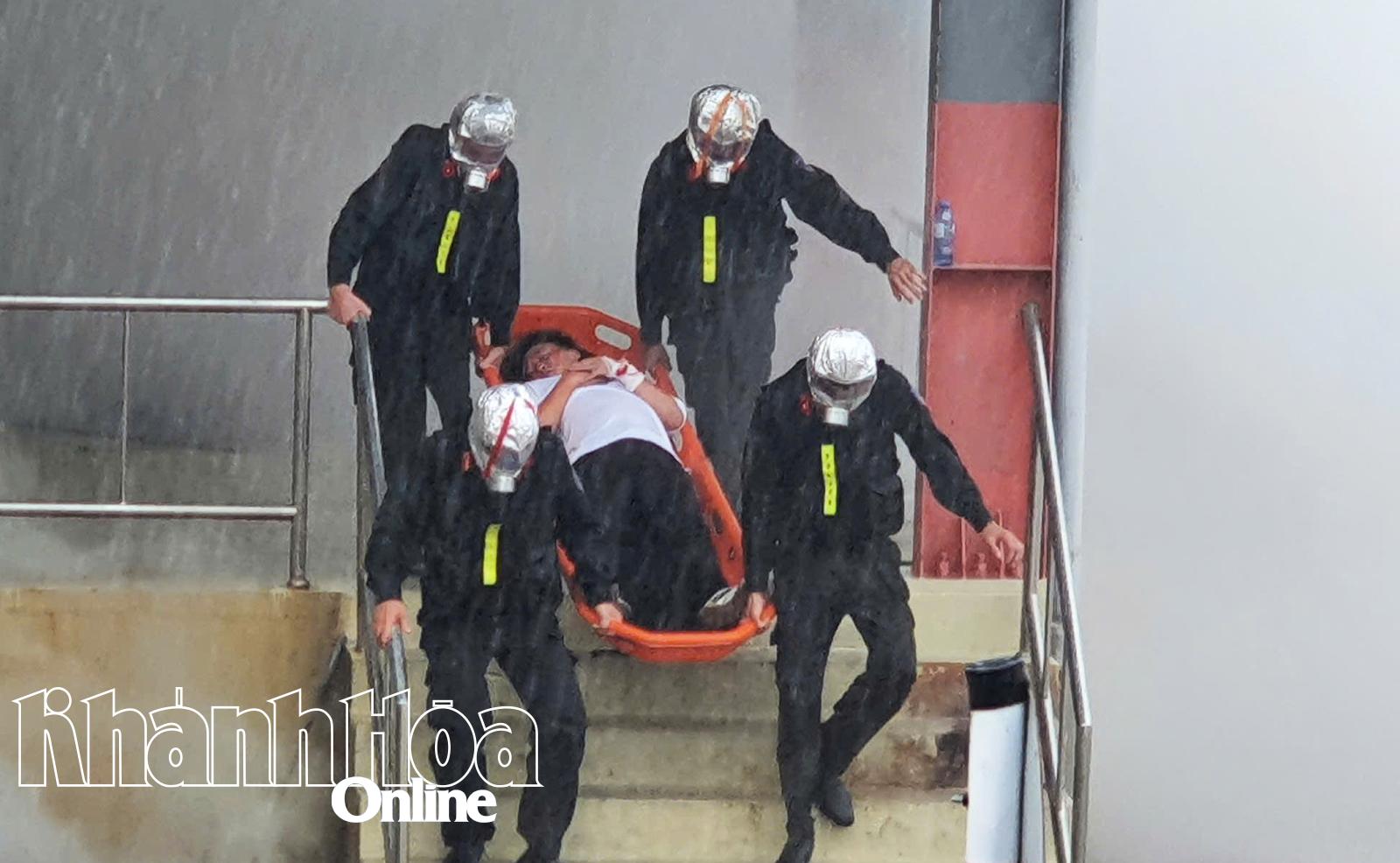 ប៉ូលីសចល័តត្រូវបានចល័តទៅកាន់កន្លែងកើតហេតុដើម្បីជួយសង្គ្រោះជនរងគ្រោះ។