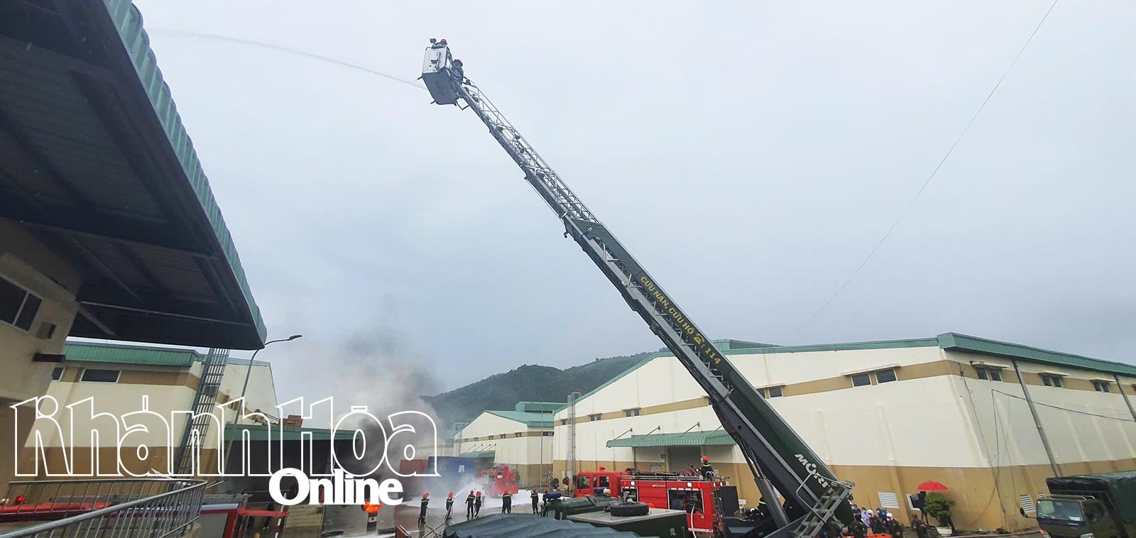 ឡានទឹកបាញ់ទឹកពីលើ