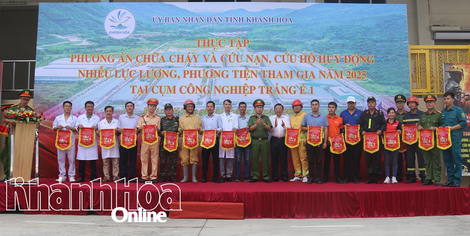 សមមិត្ត Le Huyen និងវរសេនីយ៍ឯក Le Quang Dong ជូនទង់វត្ថុអនុស្សាវរីយ៍ដល់កងកម្លាំងដែលចូលរួមសមយុទ្ធ។