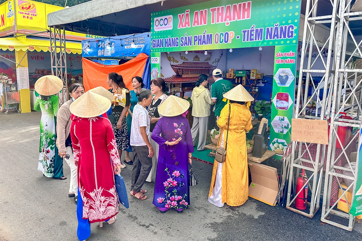ពណ៌បានប្រមូលផ្តុំគ្នានៅពិព័រណ៍ផ្សព្វផ្សាយពាណិជ្ជកម្មនៃផលិតផល OCOP ទីក្រុង Can Tho និងឯកទេសក្នុងតំបន់ក្នុងឆ្នាំ 2025