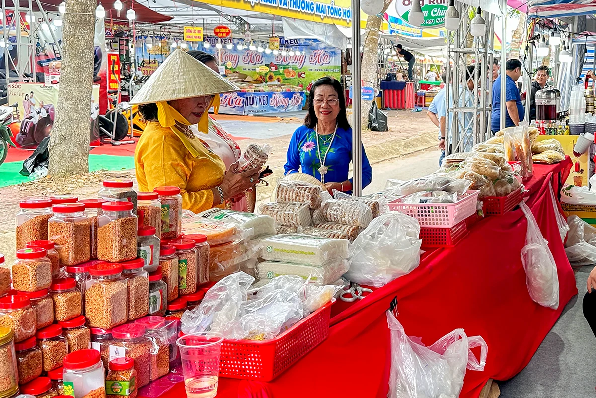ពណ៌បានប្រមូលផ្តុំគ្នានៅពិព័រណ៍ផ្សព្វផ្សាយពាណិជ្ជកម្មនៃផលិតផល OCOP ទីក្រុង Can Tho និងឯកទេសក្នុងតំបន់ក្នុងឆ្នាំ 2025
