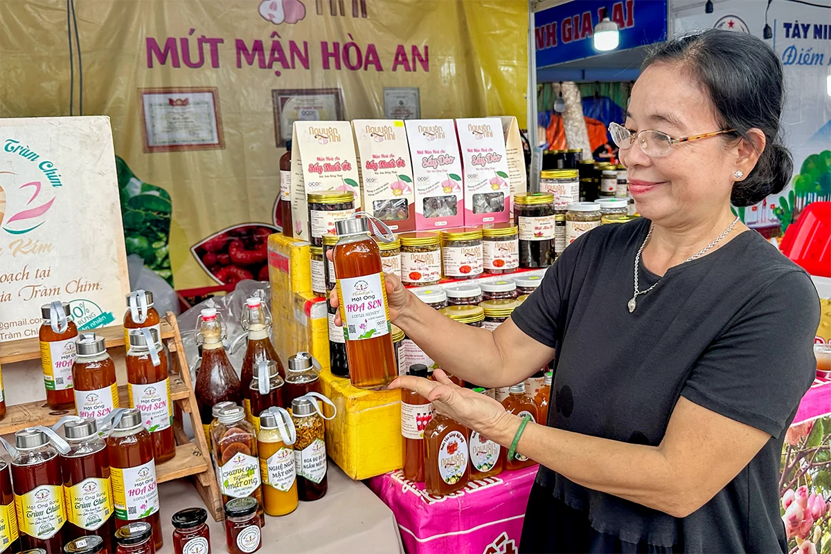 ពណ៌បានប្រមូលផ្តុំគ្នានៅពិព័រណ៍ផ្សព្វផ្សាយពាណិជ្ជកម្មនៃផលិតផល OCOP ទីក្រុង Can Tho និងឯកទេសក្នុងតំបន់ក្នុងឆ្នាំ 2025