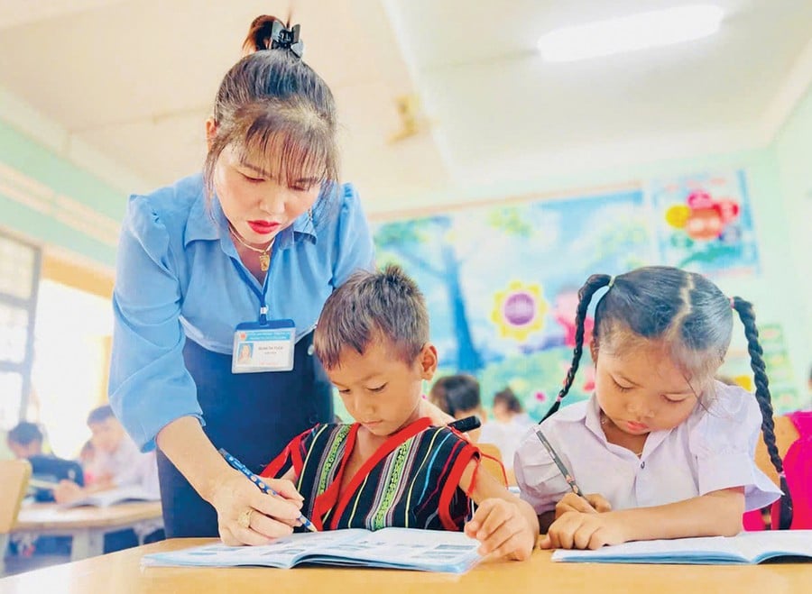 O programa tem como objetivo atingir uma taxa de frequência escolar primária de 99,5%. Foto: Tran Dung