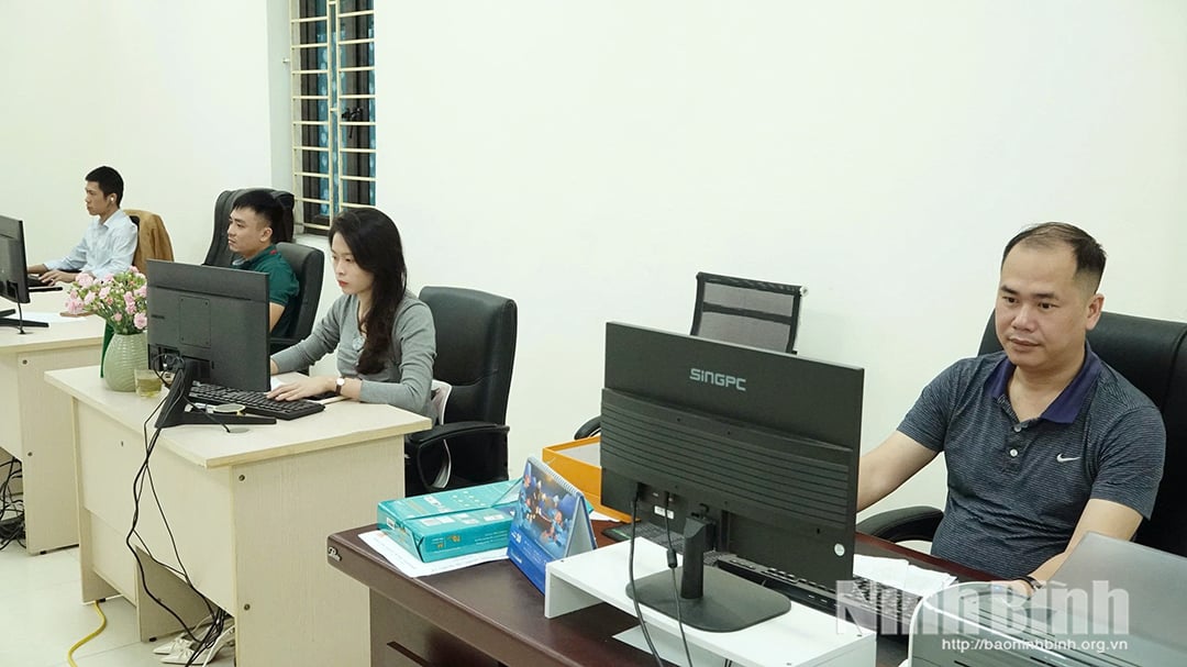 Ambtenaren en ambtenaren werkzaam bij het Centrum voor Digitale Transformatie en Communicatie (Afdeling Wetenschap en Technologie van Ninh Binh).