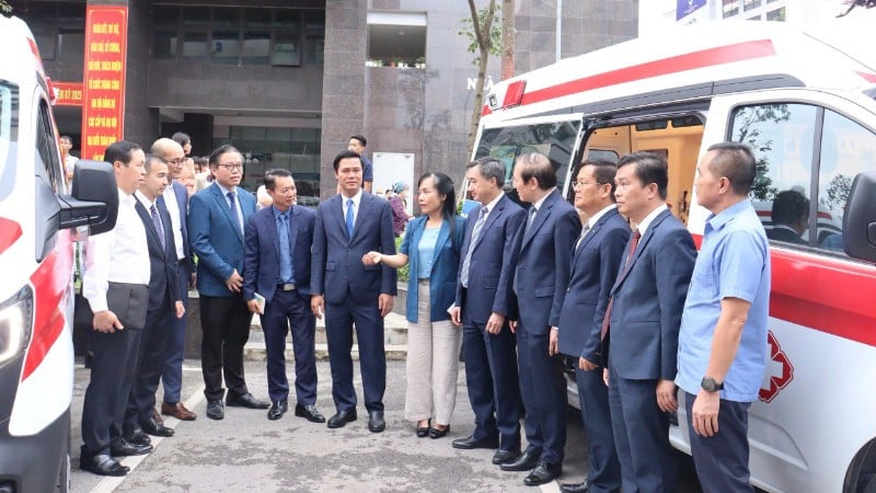 Para pemimpin menghadiri upacara pengumuman pembentukan Pusat Darurat dan Transportasi 115 Bac Ninh.