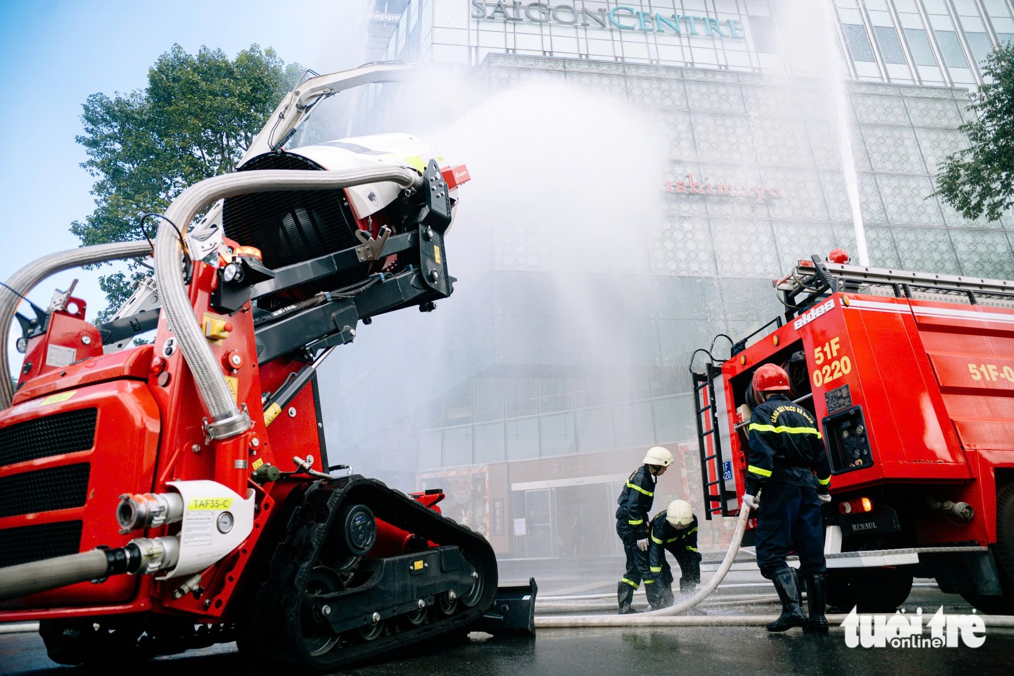 សមយុទ្ធពន្លត់អគ្គីភ័យ និងជួយសង្គ្រោះនៅអគារមជ្ឈមណ្ឌលសាយហ្គន - រូបថត ១.