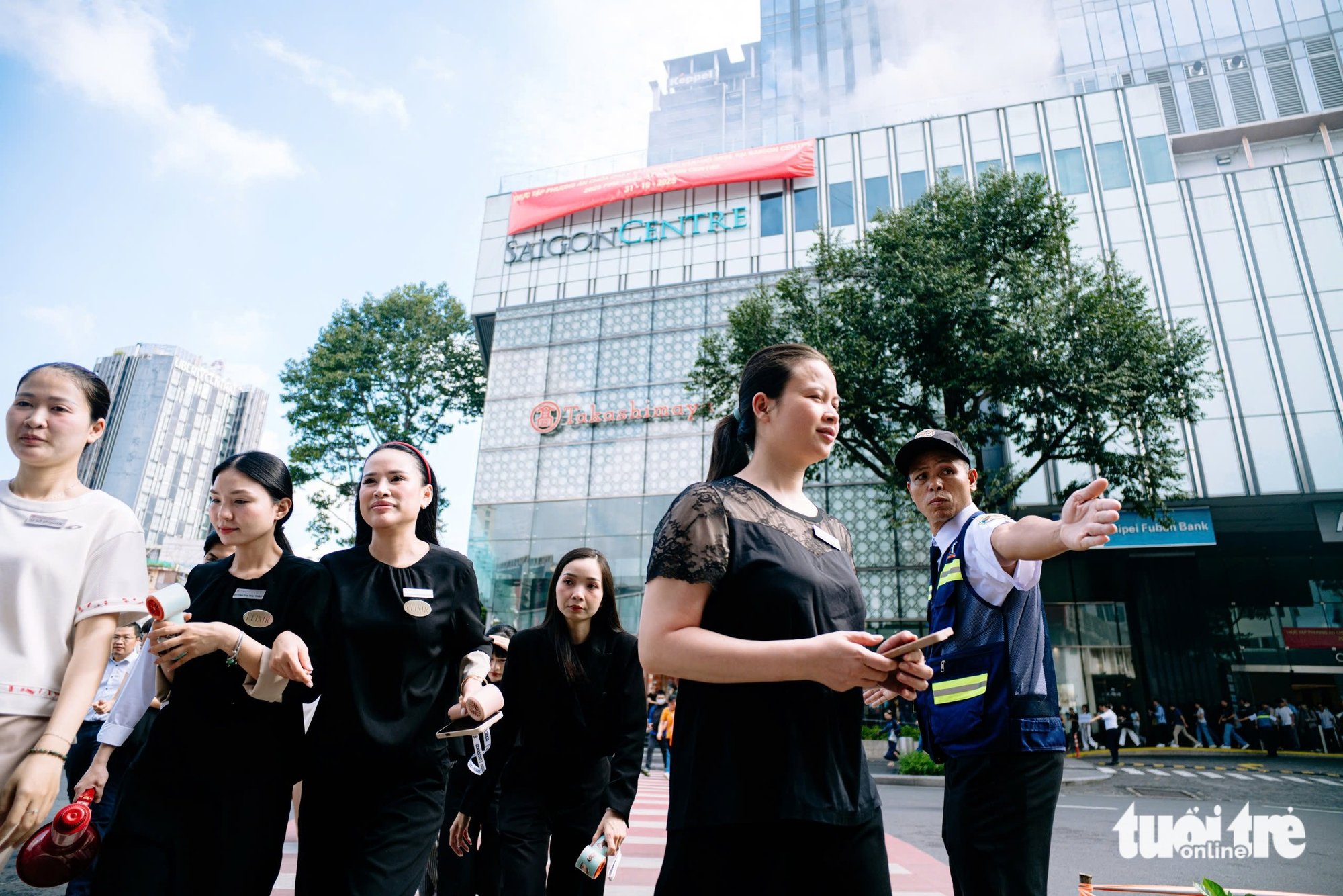 សមយុទ្ធពន្លត់អគ្គីភ័យ និងជួយសង្គ្រោះនៅអគារមជ្ឈមណ្ឌលសាយហ្គន - រូបថត ៤.