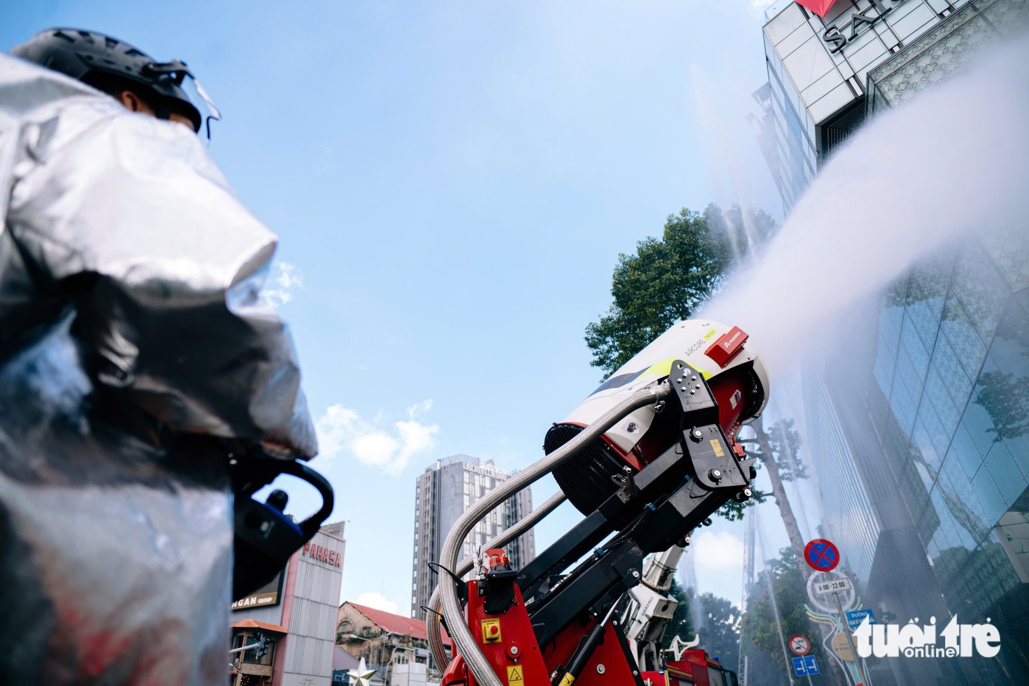 សមយុទ្ធពន្លត់អគ្គីភ័យ និងជួយសង្គ្រោះនៅអគារមជ្ឈមណ្ឌលសាយហ្គន - រូបថត ៥.