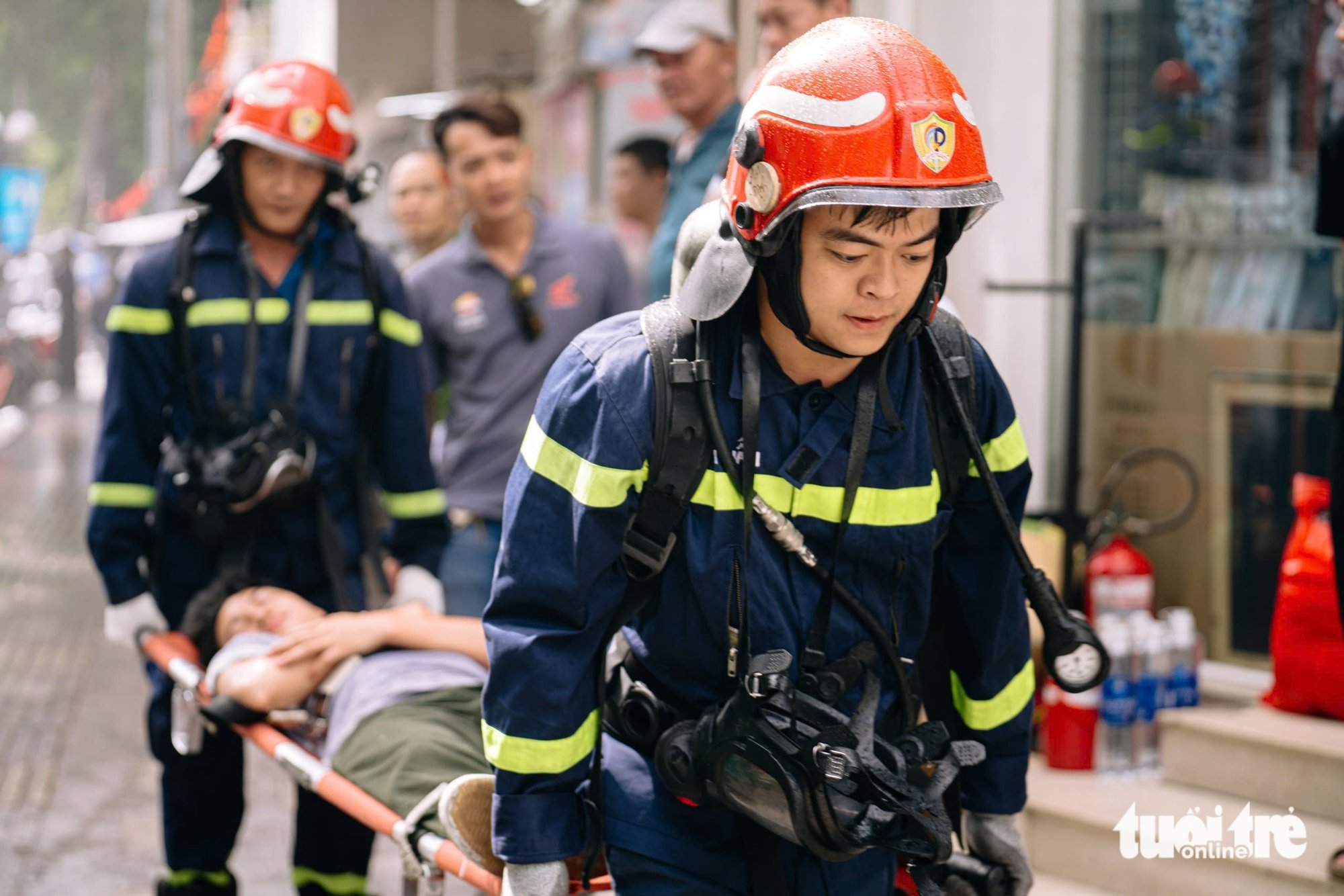 សមយុទ្ធពន្លត់អគ្គីភ័យ និងជួយសង្គ្រោះនៅអគារមជ្ឈមណ្ឌលសាយហ្គន - រូបថត ៦.