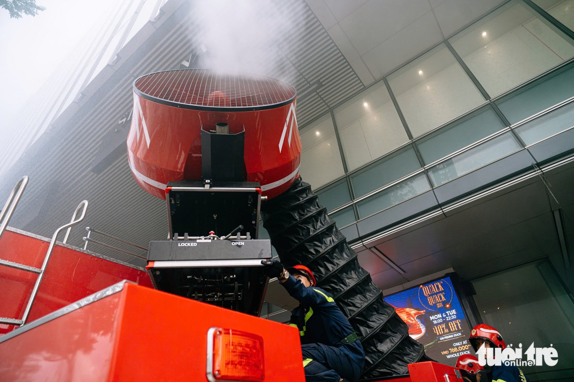 សមយុទ្ធពន្លត់អគ្គីភ័យ និងជួយសង្គ្រោះនៅអគារមជ្ឈមណ្ឌលសាយហ្គន - រូបថត ៨.