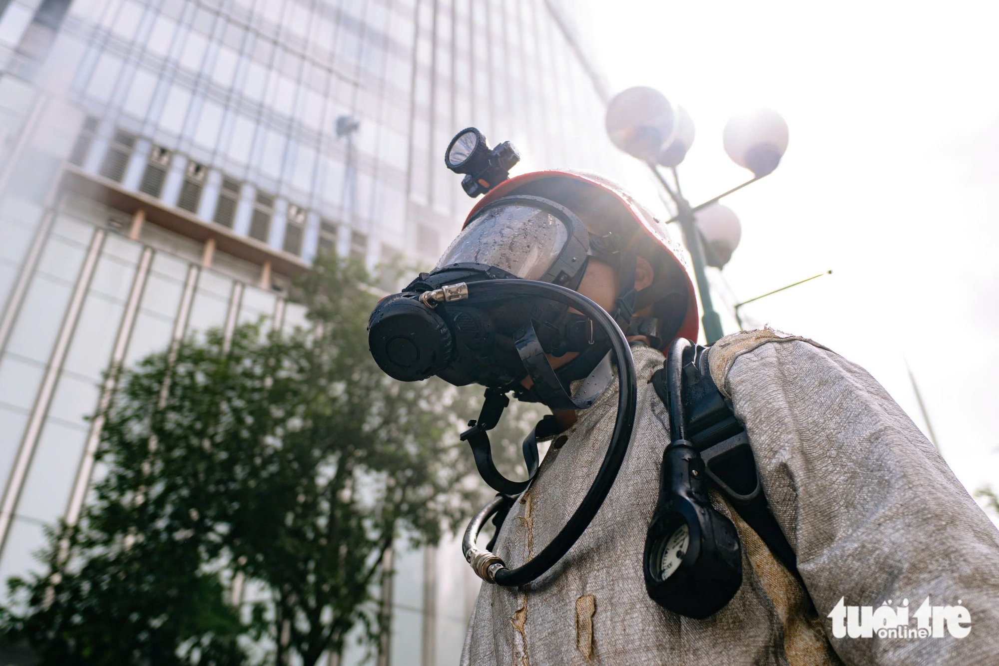 សមយុទ្ធពន្លត់អគ្គីភ័យ និងជួយសង្គ្រោះនៅអគារមជ្ឈមណ្ឌលសាយហ្គន - រូបថត ១១.