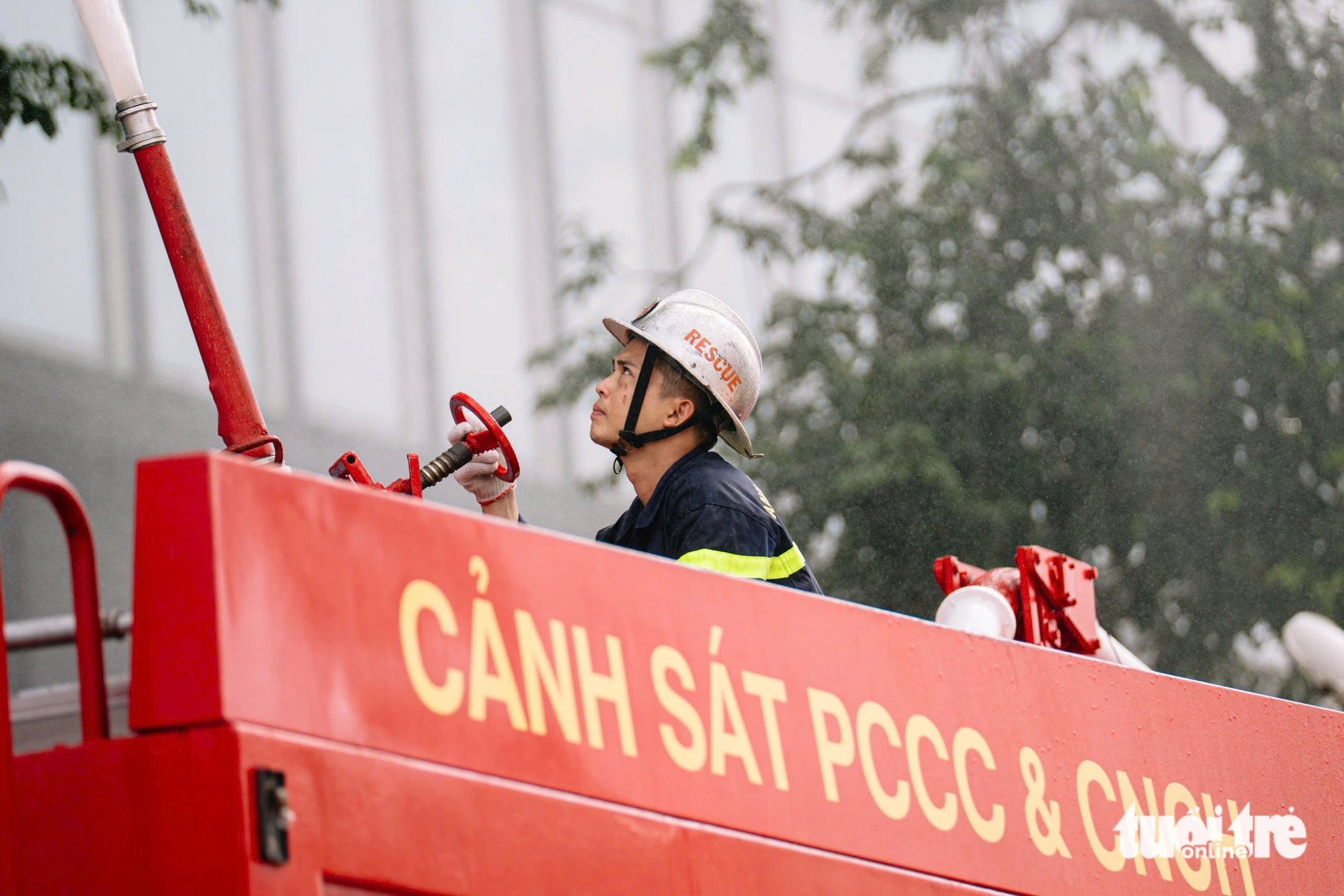 សមយុទ្ធពន្លត់អគ្គីភ័យ និងជួយសង្គ្រោះនៅអគារមជ្ឈមណ្ឌលសាយហ្គន - រូបថត ១២.