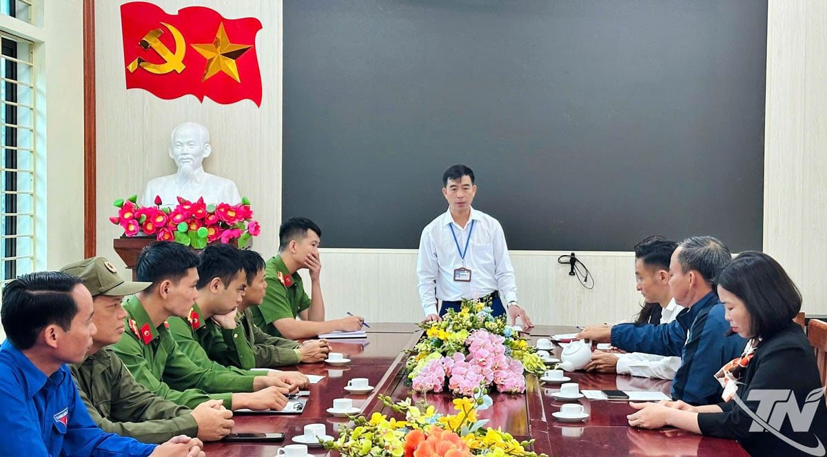 Partikomiteen i landsbyen og kommunestyret i Thanh Cong møttes for å diskutere og implementere en bevegelse for å studere og følge Phan Van Thanhs modige handlinger.