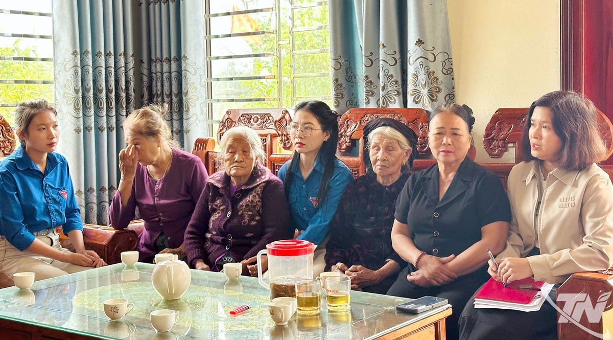 Representanter fra myndighetene og organisasjoner i Thanh Cong kommune besøkte og oppmuntret slektningene til Phan Van Thanh.