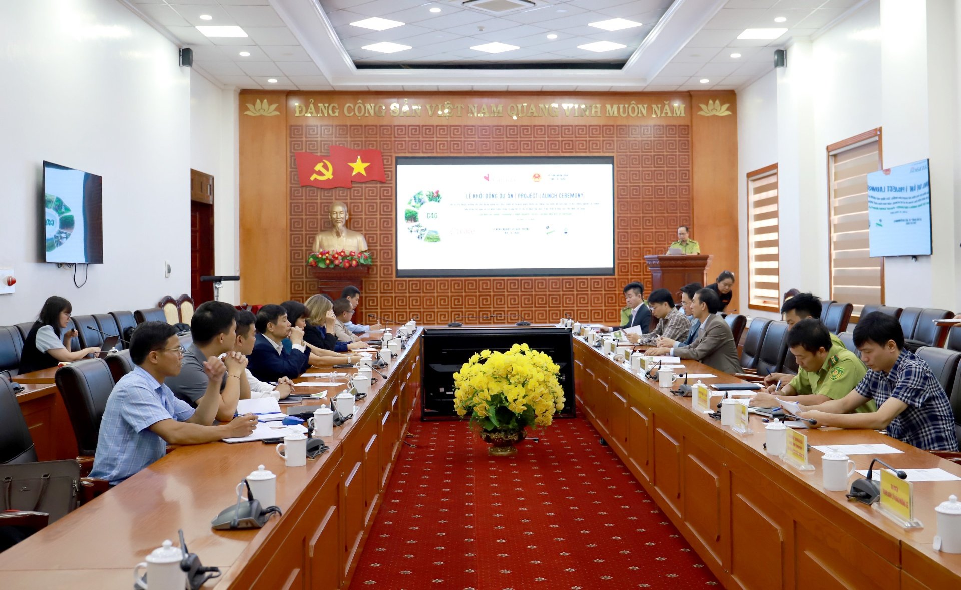 Scène van de projectlanceringsceremonie. Quang cảnh Lễ khởi động dự án.