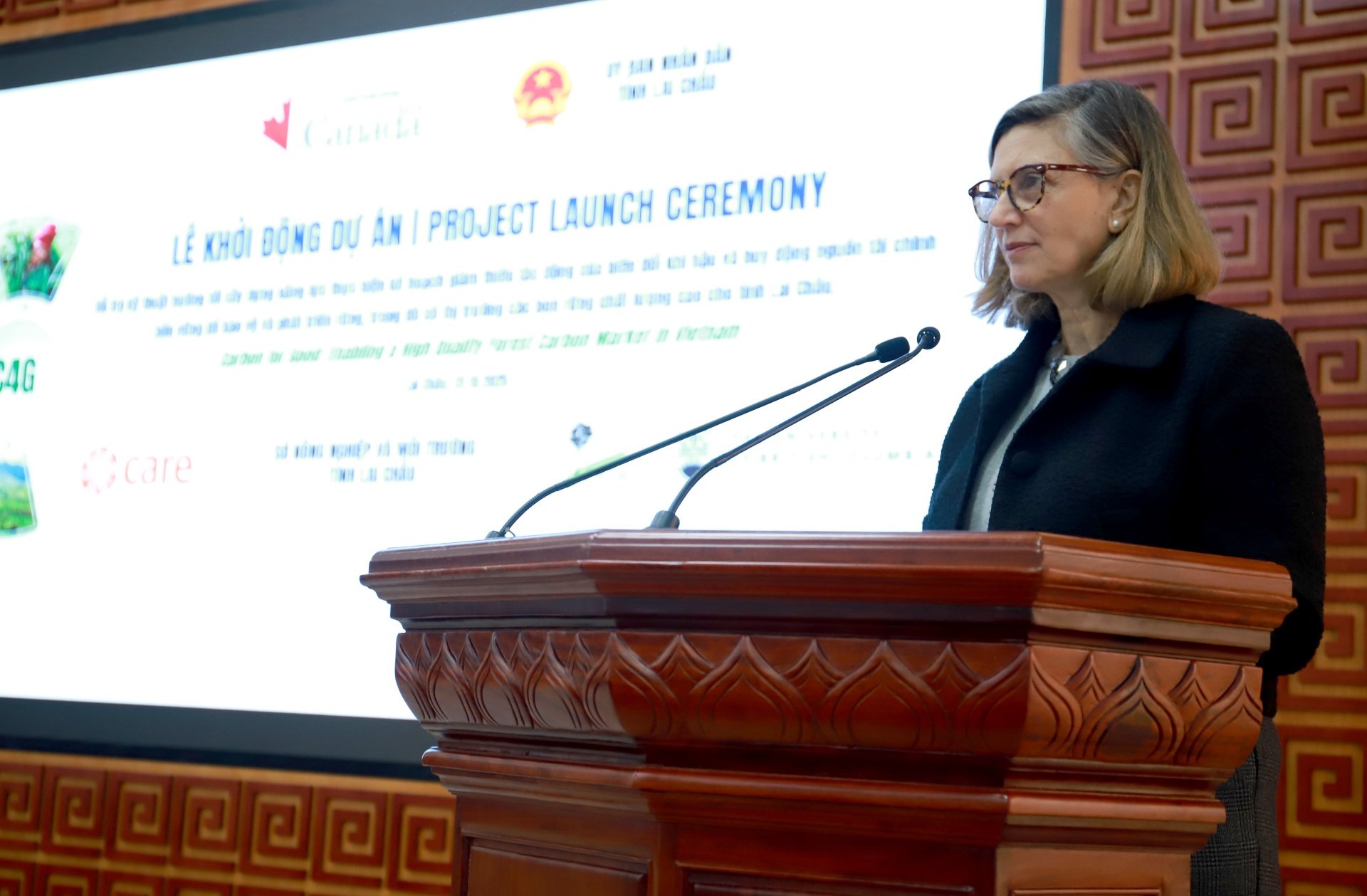 Mevrouw Francesca Bellone, adviseur en hoofd ontwikkelingssamenwerking bij de Canadese ambassade, sprak tijdens de ceremonie. Bà Francesca Bellone - Tham tán, Trưởng ban Hợp tác Phát triển Đại sứ quán Canada phát biểu tại buổi lễ.