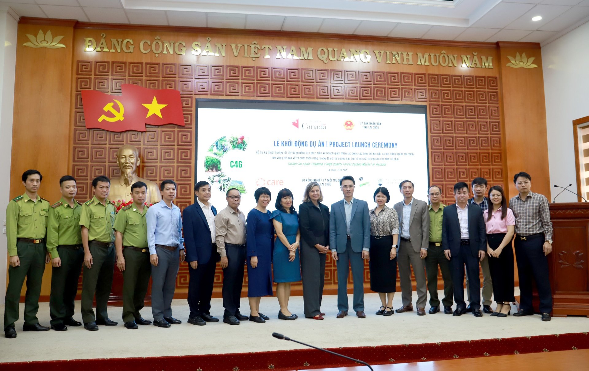 Afgevaardigden maken foto's als aandenken tijdens de ceremonie. Các đại biểu chụp ảnh lưu niệm tại buổi lễ.