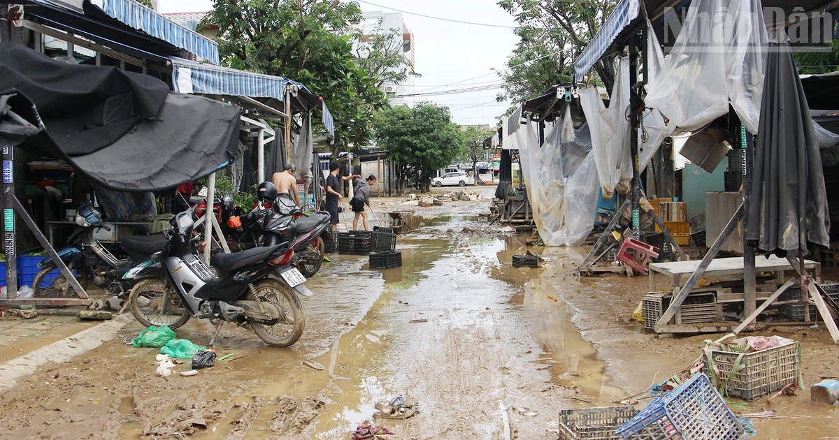 [Ảnh] Đà Nẵng: Nước rút dần địa phương tranh thủ dọn dẹp