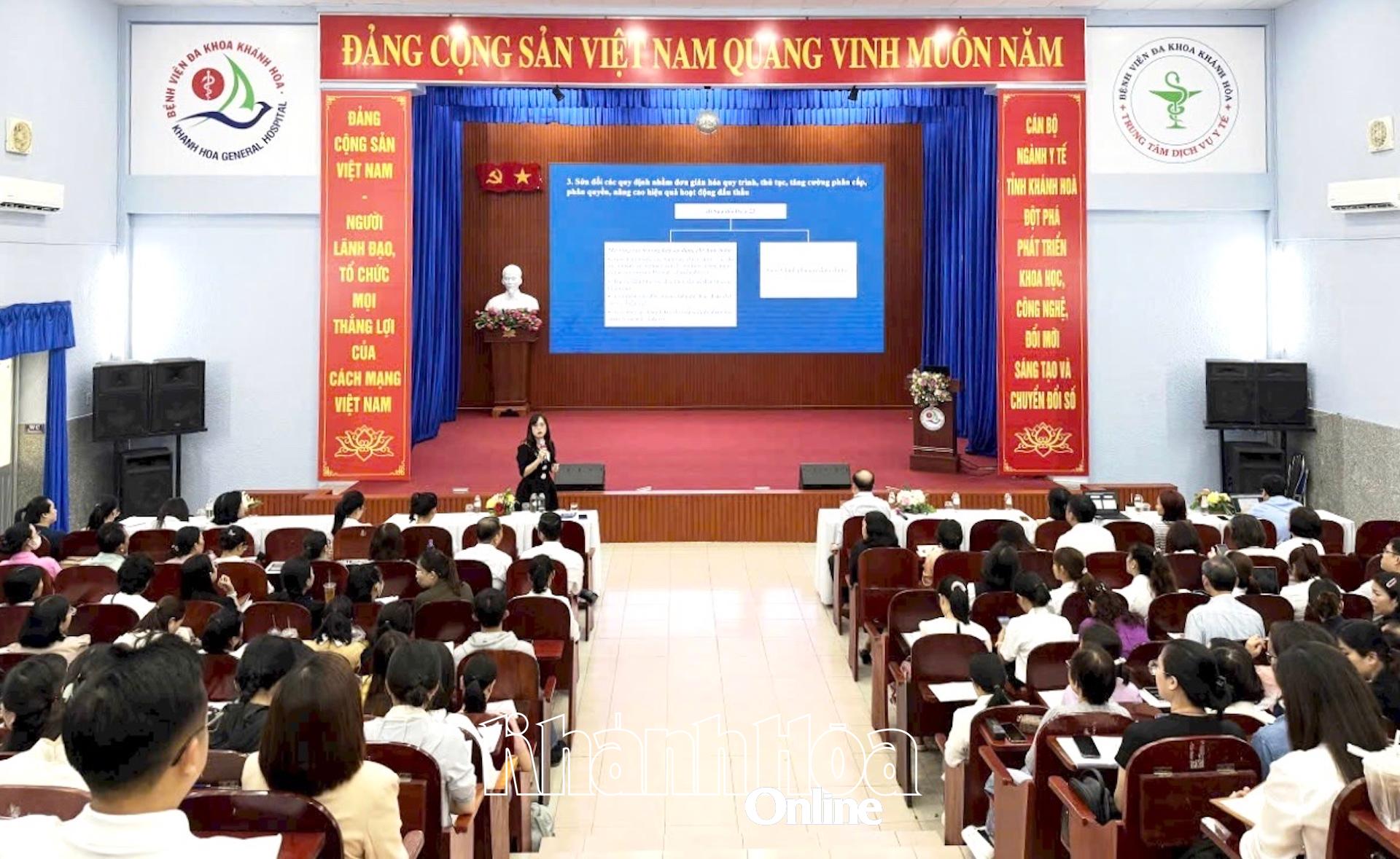 Les étudiants sont tenus au courant des dernières évolutions en matière d'approvisionnement et d'appels d'offres.