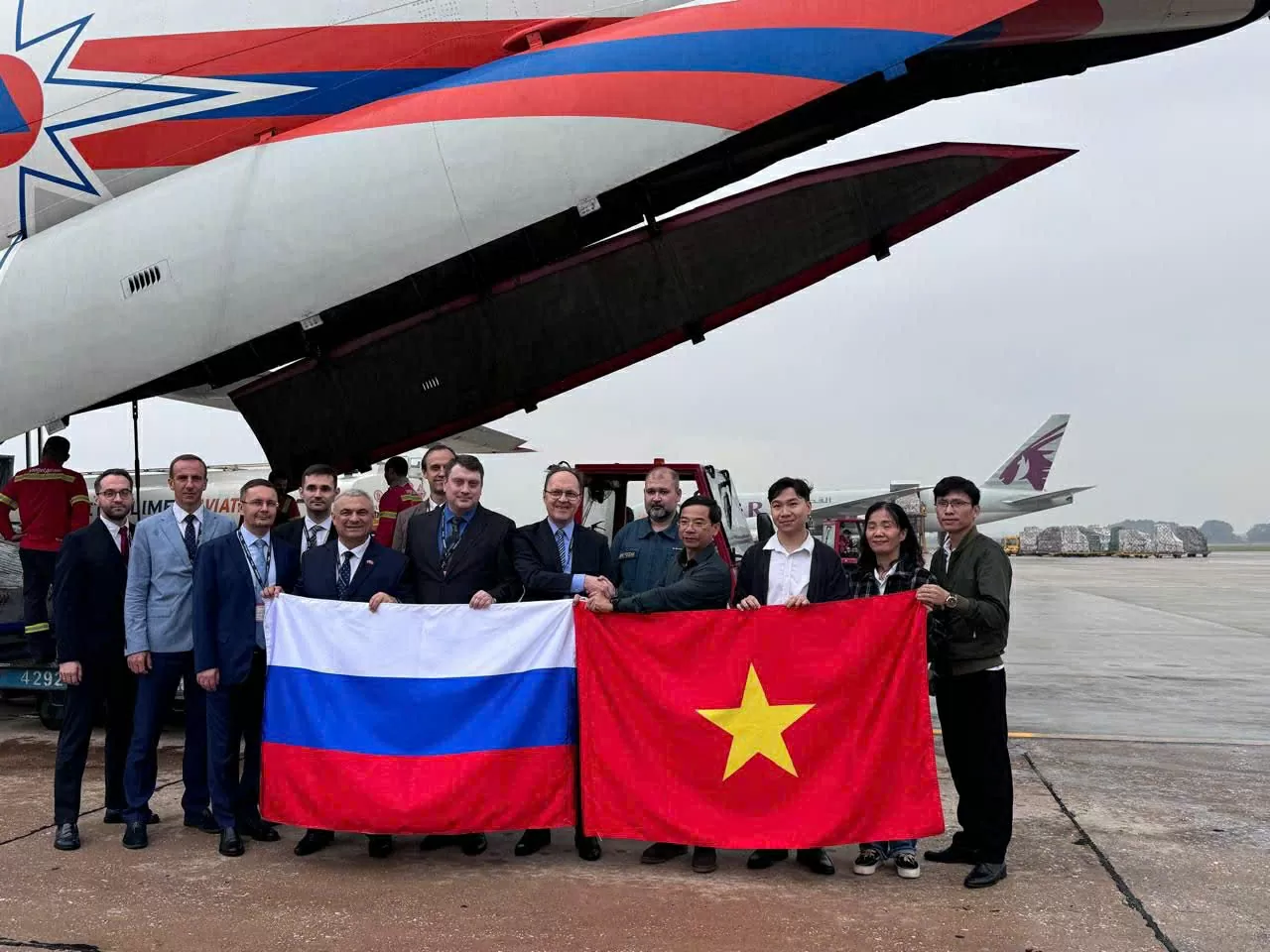 Rusko posílá humanitární pomoc Vietnamcům postiženým přírodními katastrofami Nga gửi viện trợ nhân đạo tới người dân Việt Nam bị ảnh hưởng thiên tai