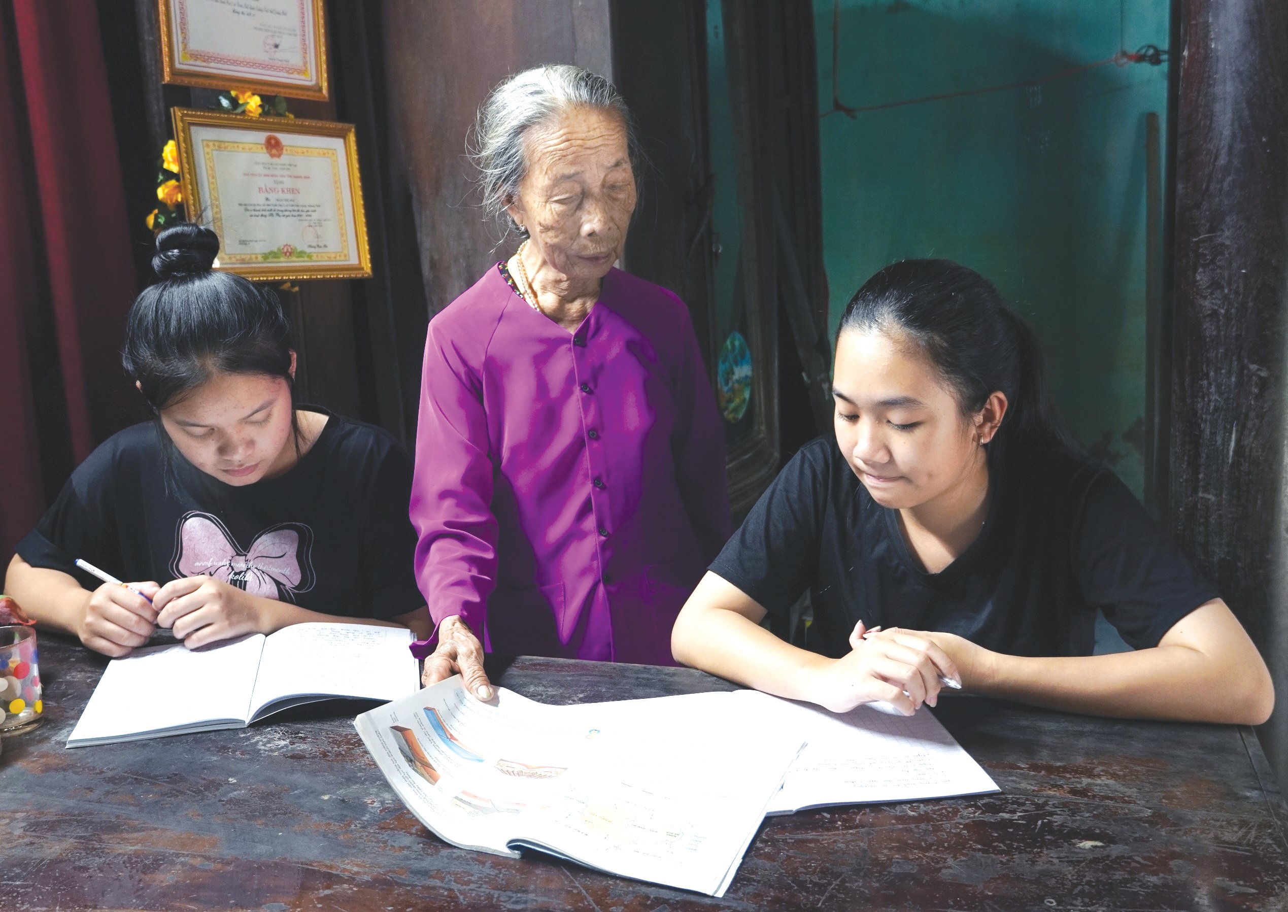 Mevrouw Tran Thi Mac zorgt altijd voor studenten en moedigt hen aan in hun studie - Foto: L.C.