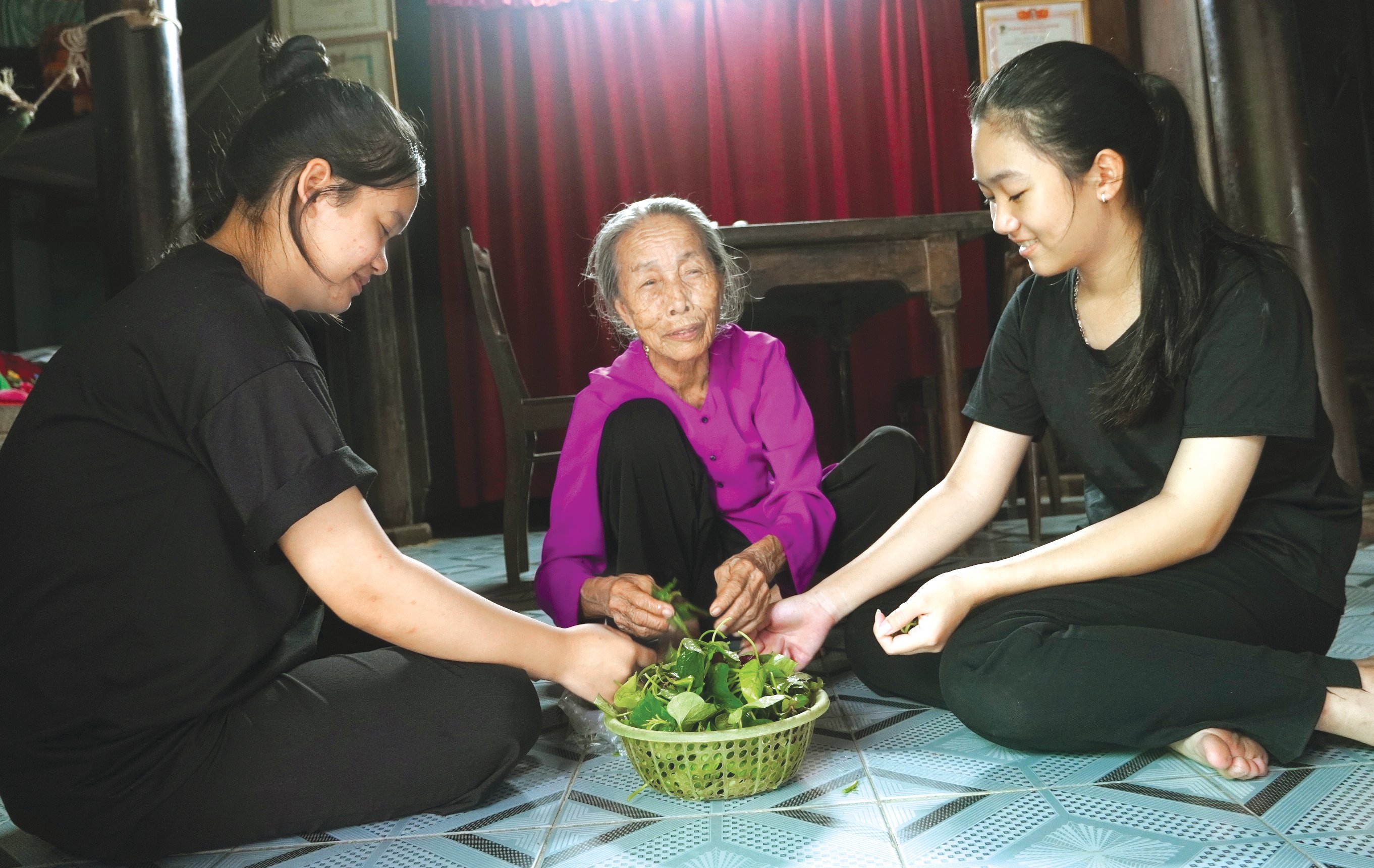 Het kleine huis van mevrouw Tran Thi Mac is een gratis plek om te wonen voor vele generaties arme studenten in de gemeente Truong Son - Foto: L.C.