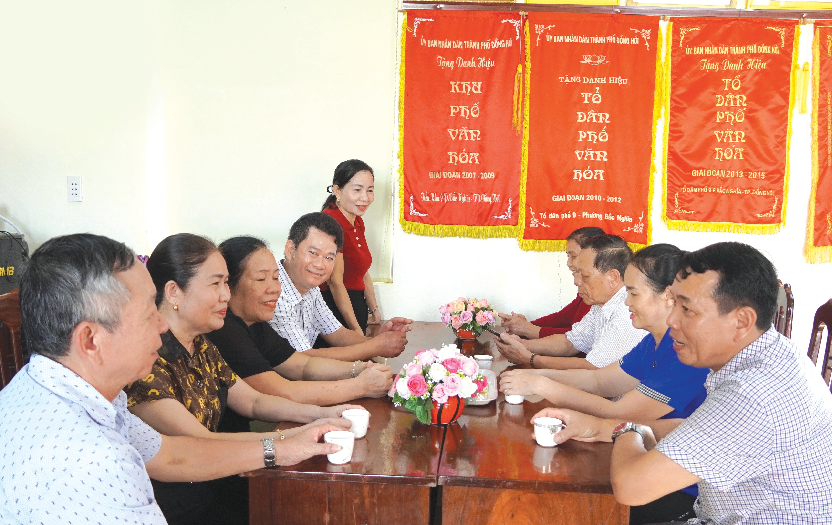 Vedoucí pracovního výboru rezidenční skupiny My Cuong 2 Nguyen Thi Ly si pravidelně vyměňuje pracovní informace s výkonným výborem a obyvateli rezidenční skupiny - Foto: H.Tr