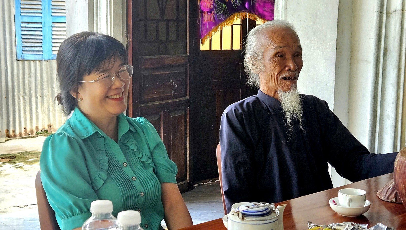 គណៈកម្មាធិការរណសិរ្សមាតុភូមិវៀតណាមខេត្ត An Giang បានអញ្ជើញទៅសួរសុខទុក្ខ និងជូនអំណោយដល់ឥស្សរជនឆ្នើមនៃឃុំ Ba Chuc