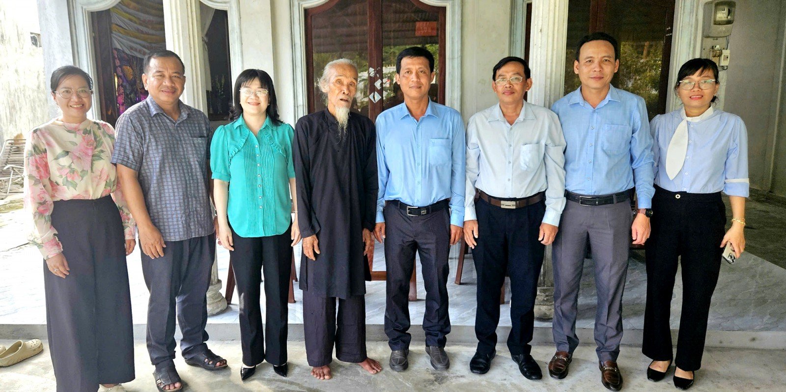 គណៈកម្មាធិការរណសិរ្សមាតុភូមិវៀតណាមខេត្ត An Giang បានអញ្ជើញទៅសួរសុខទុក្ខ និងជូនអំណោយដល់ឥស្សរជនឆ្នើមនៃឃុំ Ba Chuc