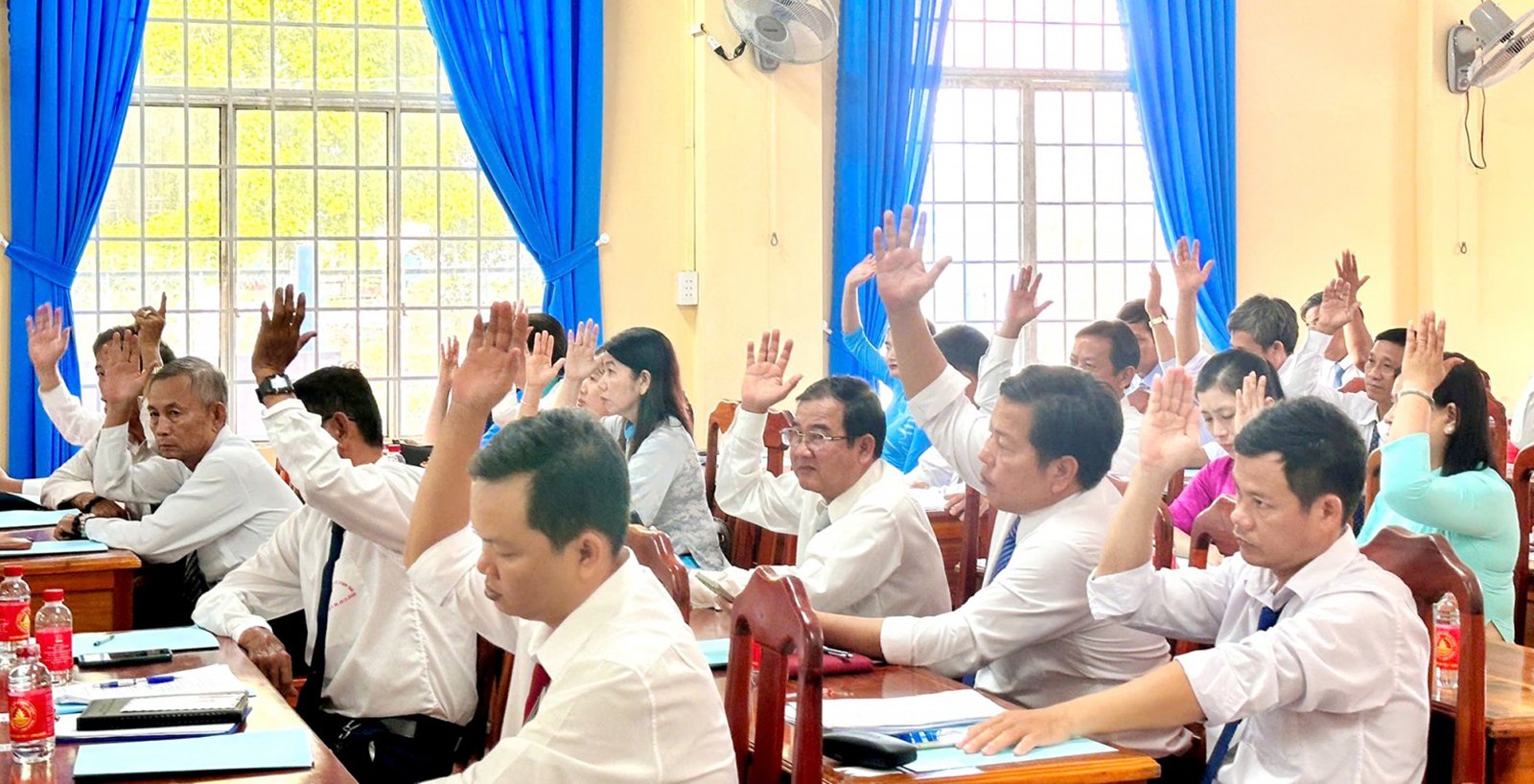 চতুর্থ অধিবেশনে, ভিন গিয়া কমিউন পিপলস কাউন্সিল অনেক গুরুত্বপূর্ণ বিষয়বস্তু পাস করে।
