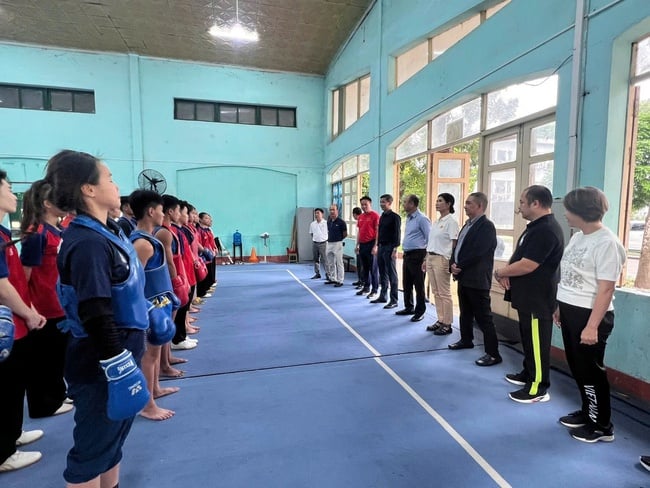 A csapatok felkészülésének ellenőrzése a 33. SEA Játékok előtt - 1. kép. Kiểm tra công tác chuẩn bị của các đội tuyển trước thềm SEA Games 33 - Ảnh 1.