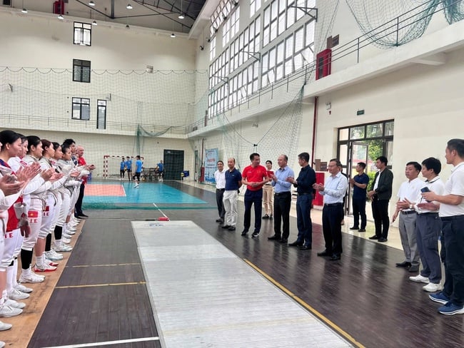 A csapatok felkészülésének ellenőrzése a 33. SEA Játékok előtt - 3. kép. Kiểm tra công tác chuẩn bị của các đội tuyển trước thềm SEA Games 33 - Ảnh 3.