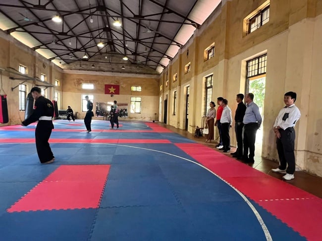 A csapatok felkészülésének ellenőrzése a 33. SEA Játékok előtt - 4. kép. Kiểm tra công tác chuẩn bị của các đội tuyển trước thềm SEA Games 33 - Ảnh 4.