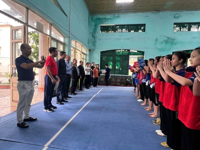 A csapatok felkészülésének ellenőrzése a 33. SEA Játékok előtt - 5. kép. Kiểm tra công tác chuẩn bị của các đội tuyển trước thềm SEA Games 33 - Ảnh 5.