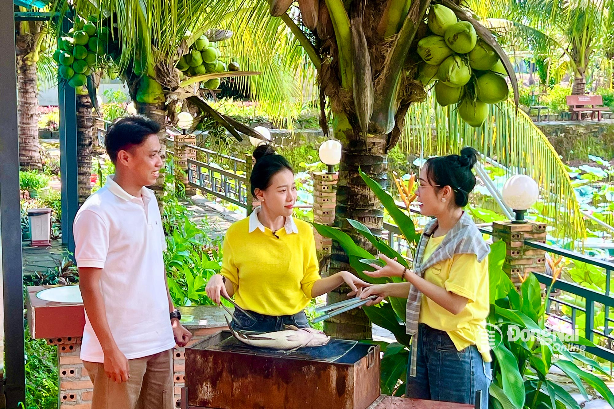 Giữa không gian bếp mộc, hai MC Diệu Hiền - Minh Tuyết cùng anh Đỗ Tuấn Phong (người hướng dẫn địa phương) chế biến những món ăn dân dã, thấm đượm tình quê. Ảnh: Thanh Thùy