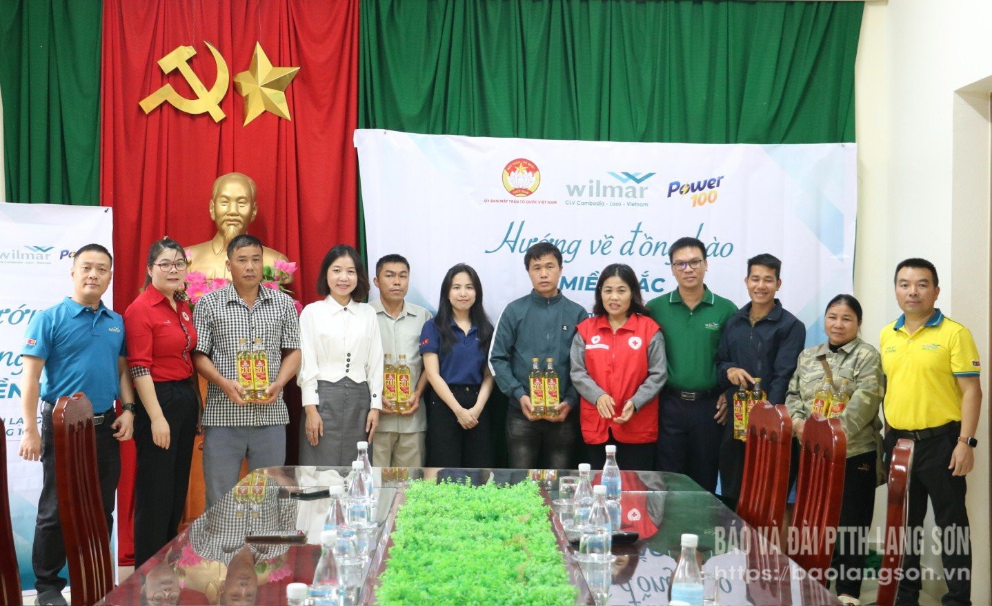 Przywódcy Prowincjonalnego Czerwonego Krzyża oraz przedstawiciele Wilmar CLV Group i Komitetu Ludowego gminy Tuan Son wręczyli prezenty gospodarstwom domowym dotkniętym deszczami i powodziami na terenie gminy.