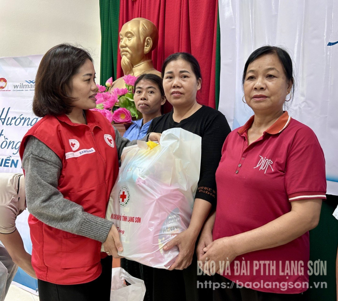 Przywódcy Prowincjonalnego Czerwonego Krzyża przekazali dary, aby wspomóc gospodarstwa domowe dotknięte deszczami i powodziami w gminie Tuan Son.