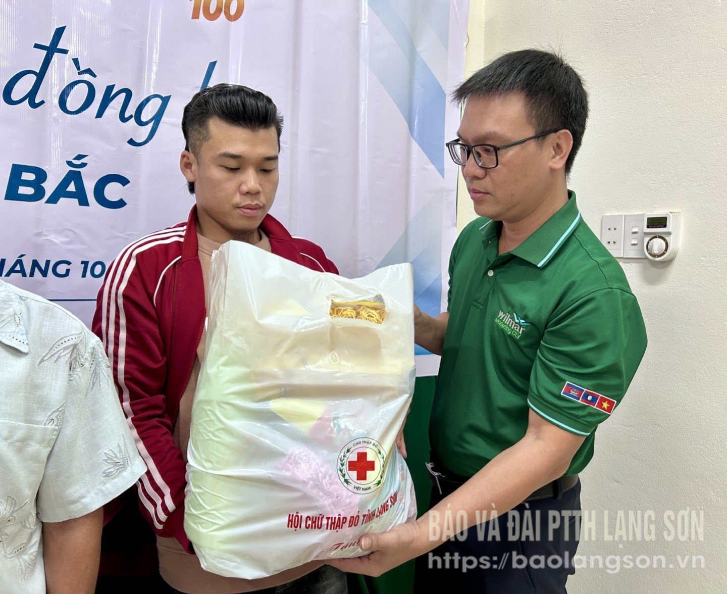 Przedstawiciele Wilmar CLV Group z Ho Chi Minh City wręczyli prezenty gospodarstwom domowym dotkniętym ulewnymi deszczami i powodziami w gminie Tuan Son.