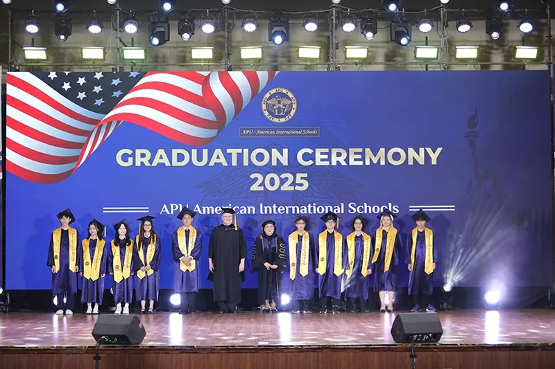 Med språngbrädan från APU och AUV har många alumner tagit examen från prestigefyllda universitet runt om i världen, haft affärskarriärer över hela världen eller innehaft viktiga positioner i globala företag som Boeing, Abbott, KPMG, Google, Tesla, Amazon, Big 4 (PWC, Deloitte, Ernst & Young, KPMG), NASA,... Với bước đệm có được từ APU và AUV, rất nhiều cựu học sinh đã tốt nghiệp tại các trường Đại học danh giá trên toàn thế giới, đã và đang có sự nghiệp kinh doanh tại khắp nơi thế giới hoặc nắm giữ các vị trí quan trọng trong các công ty tầm cỡ toàn cầu như