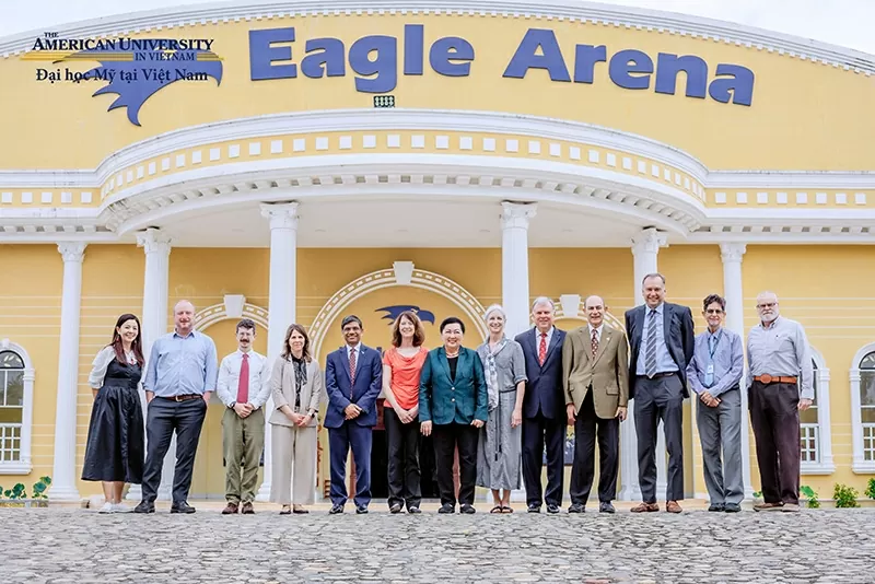 Dr. Thy Binh välkomnar ledarskapsdelegationer från prestigefyllda partneruniversitet som Virginia Commonwealth University, Arizona State University, UMKC, Central Michigan University, Portland State University, FIT... under årliga besök och arbetsmöten. Tiến sĩ Thy Bình chào đón đoàn lãnh đạo từ các đại học đối tác uy tín như Virginia Commonwealth University, Arizona State University, UMKC, Central Michigan University, Portland State University, FIT…. trong các chuyến thăm và làm việc thường niên.