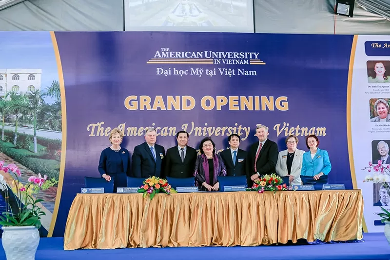 Under mer än tre decenniers utveckling har APU och AUV etablerat ett samarbetsnätverk med dussintals ledande universitet i USA, såsom Arizona State University, Virginia Commonwealth University, Central Michigan University, UMKC, San Diego State University..., vilket skapar ett mångsidigt utbildningsekosystem från gymnasiet till universitetet, bidrar till utbildning av högkvalitativa mänskliga resurser och tjänar nationell utveckling i ett globalt sammanhang. Trong hơn ba thập kỷ phát triển, APU và AUV đã thiết lập mạng lưới hợp tác với hàng chục trường đại học hàng đầu tại Hoa Kỳ như Arizona State University, Virginia Commonwealth University, Central Michigan University, UMKC, San Diego State University…, tạo nên hệ sinh thái giáo dục đa dạng từ phổ thông đến đại học, góp phần đào tạo nguồn nhân lực chất lượng cao, phục vụ sự nghiệp phát triển quốc gia trong bối cảnh toàn cầu hóa.