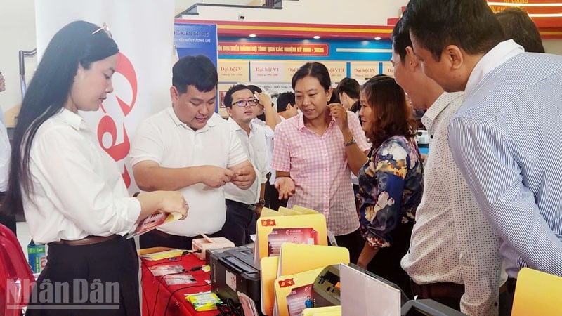 Делегати відвідали зону цифрового фотодруку, організовану інвестиційною акціонерною компанією Le Bao Minh-Canon.