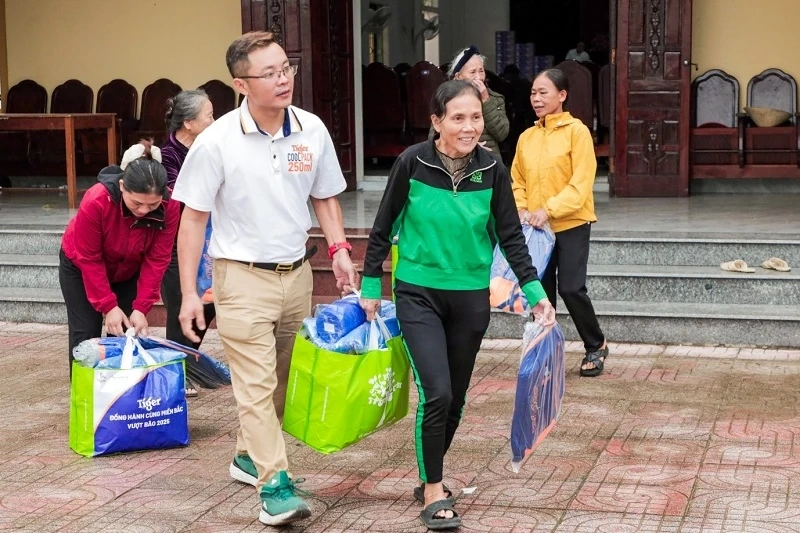 Tygr doprovází lidi při překonávání následků bouří a povodní