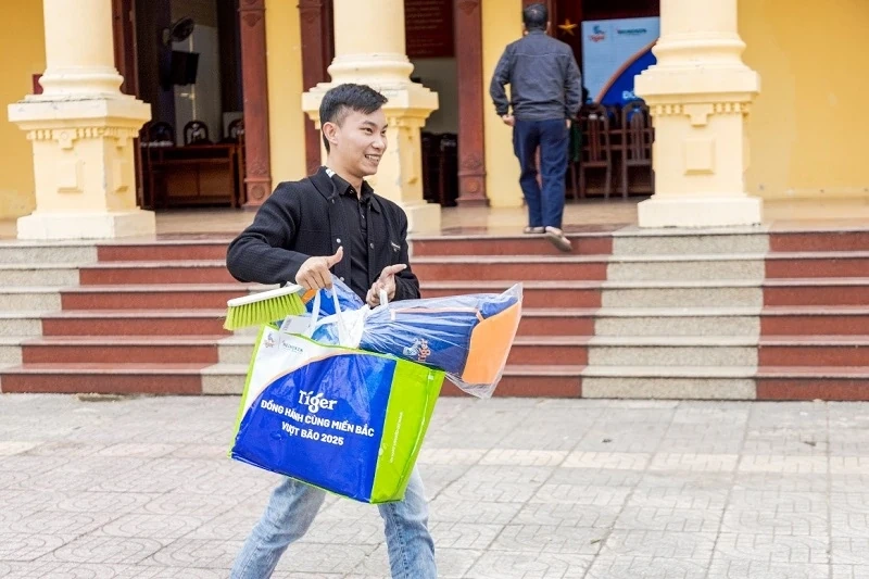 Tygr doprovází lidi při překonávání následků bouří a povodní
