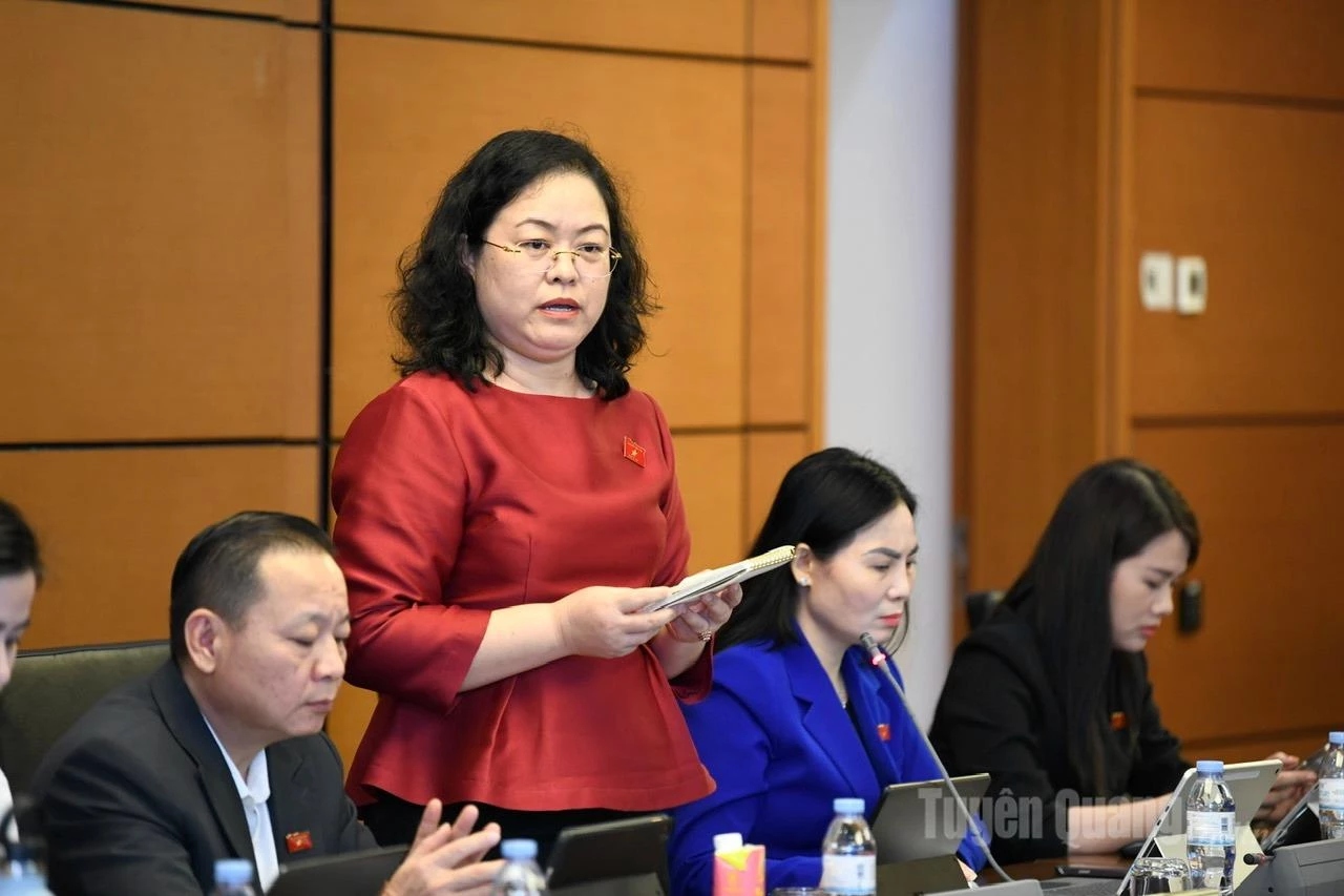 Delegaten Lo Thi Viet Ha talade i diskussionen.